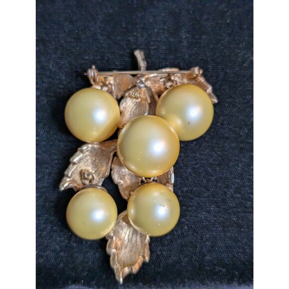 Vintage Rare LISA SCHALLERT Golden Faux Pearl Nouveau Articulated Grapes Brooch - Picture 9 of 12